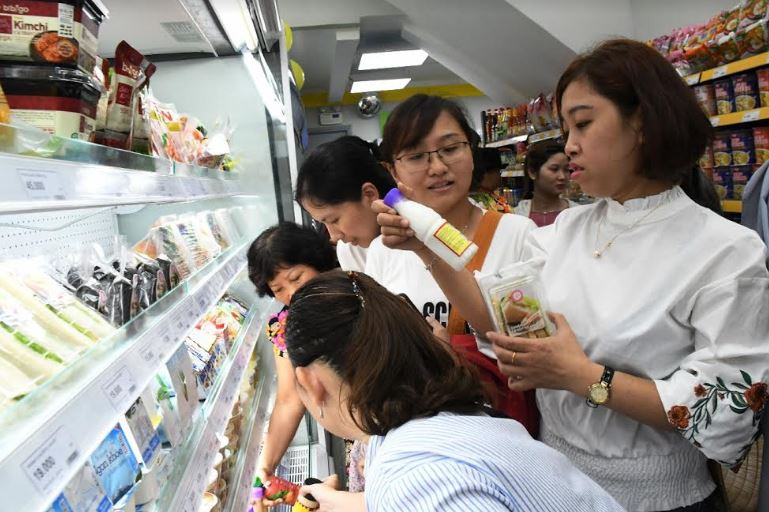 Giới trẻ “mua nhanh, ăn nhanh” Sài Gòn thích lướt cửa hàng Cheers