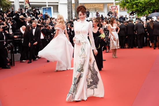 Lý Nhã Kỳ và chiếc áo dài Việt trên thảm đỏ Cannes 2018