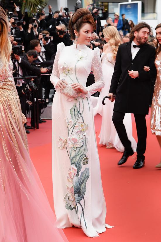 Lý Nhã Kỳ và chiếc áo dài Việt trên thảm đỏ Cannes 2018