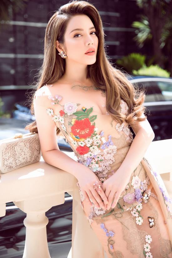 Lý Nhã Kỳ tươi trẻ với váy gợi cảm xuyên thấu tại LHP Cannes 2018