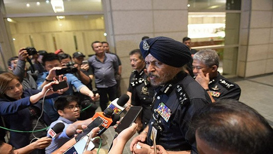 Cảnh sát Malaysia huy động thợ khóa phá két thu 72 bao tiền tại nhà cựu Thủ tướng