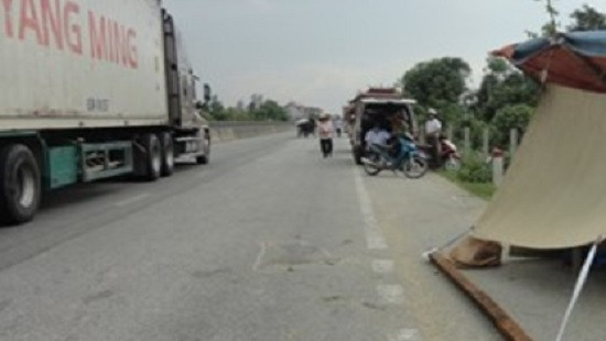 Phơi lúa trên Quốc lộ 1A, một phụ nữ bị xe tải tông tử vong tại chỗ