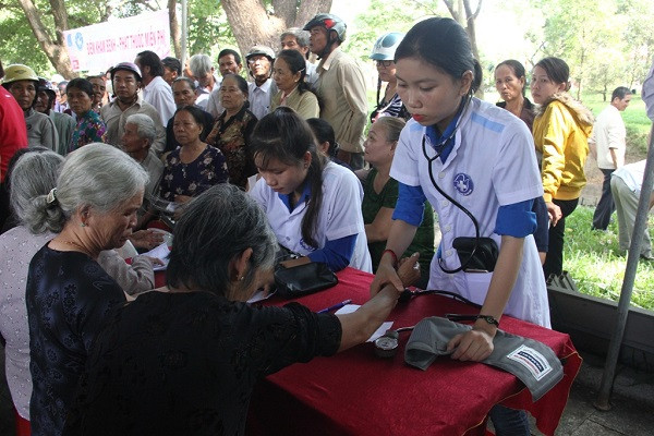 Hàng nghìn suất quà được trao đến bệnh nhân nghèo tại ngày Hội thầy thuốc trẻ làm theo lời Bác