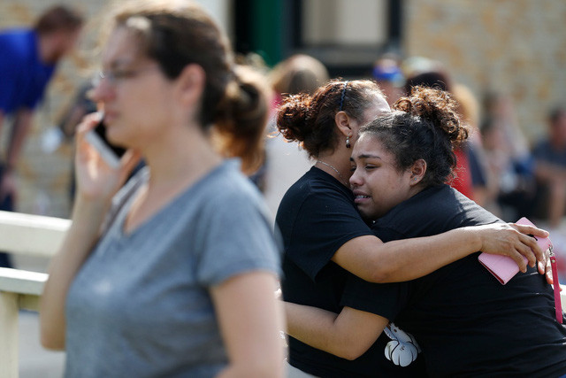 Trong số 10 nạn nhân thiệt mạng có 9 học sinh và 1 giáo viên. (Ảnh: NYTimes)