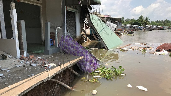 Cần Thơ: 5 căn nhà bất ngờ sụp xuống sông do sạt lở