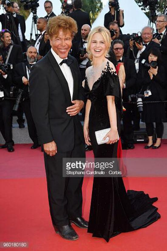 Thảm đỏ bế mạc LHP Cannes: Nữ minh tinh người Pháp gây sốt với thiết kế đầm triệu đô