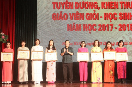 Hà Nội: Tuyên dương giáo viên, học sinh giỏi quận Hoàn Kiếm