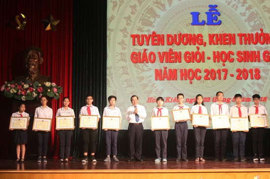 Hà Nội: Tuyên dương giáo viên, học sinh giỏi quận Hoàn Kiếm