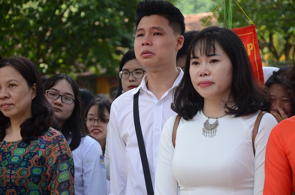 Học sinh Trường THPT Chu Văn An dòng lệ đỏ hoe trong ngày chia tay 