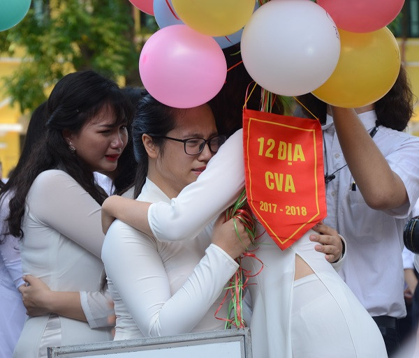 Học sinh Trường THPT Chu Văn An dòng lệ đỏ hoe trong ngày chia tay 