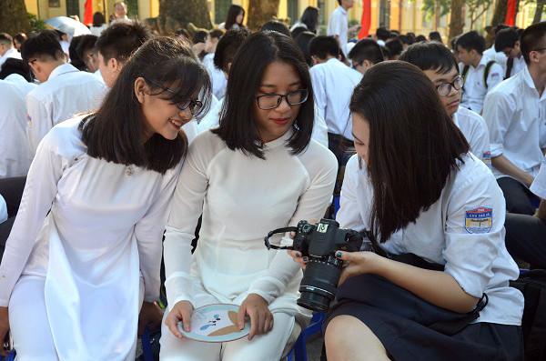 Ngắm trọn khoảnh khắc đẹp của nữ sinh Trường Chu Văn An trước giờ chia tay tuổi học trò