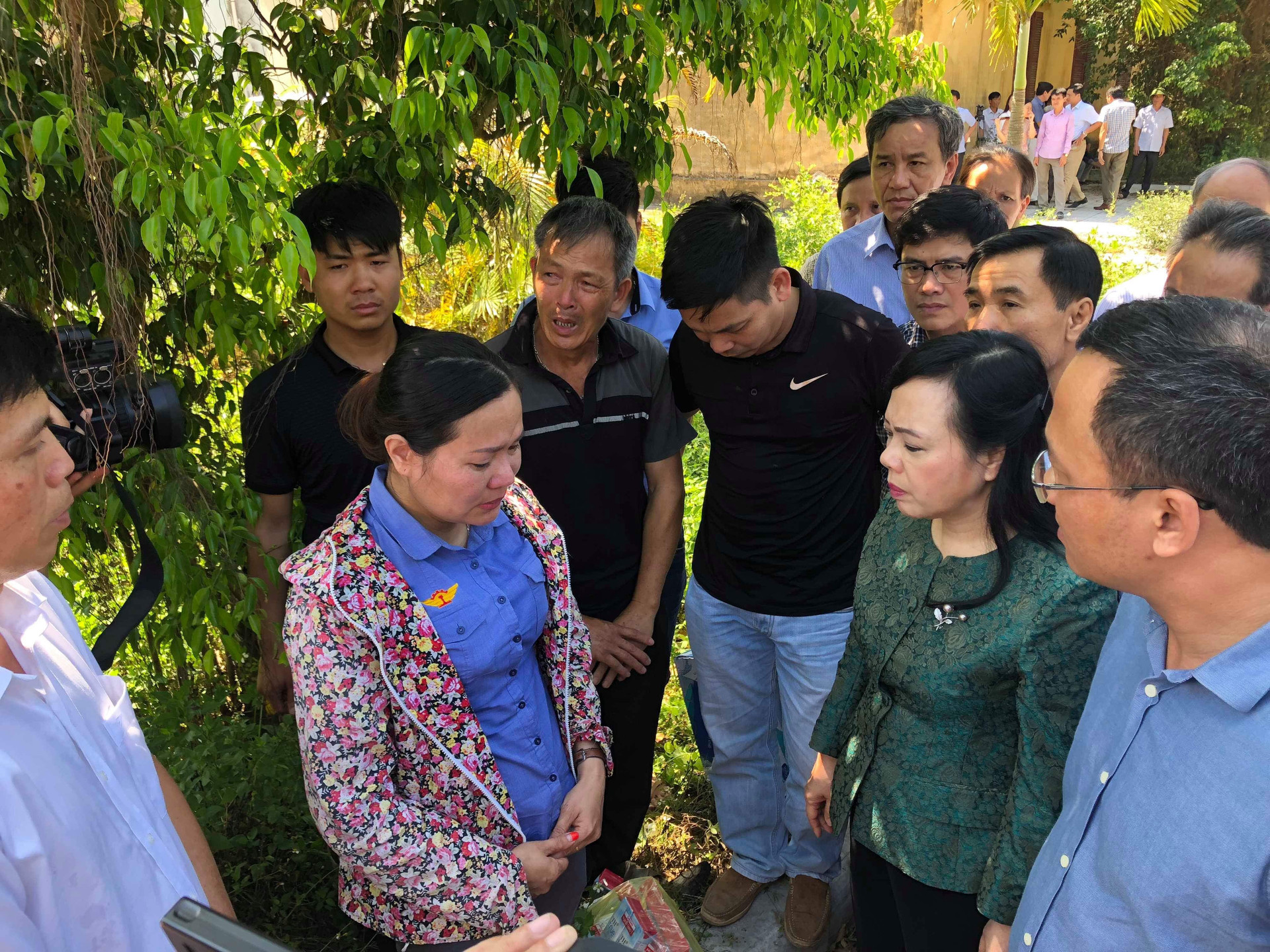Bộ trưởng Bộ Y tế thăm nạn nhân vụ lật tàu ở Thanh Hoá
