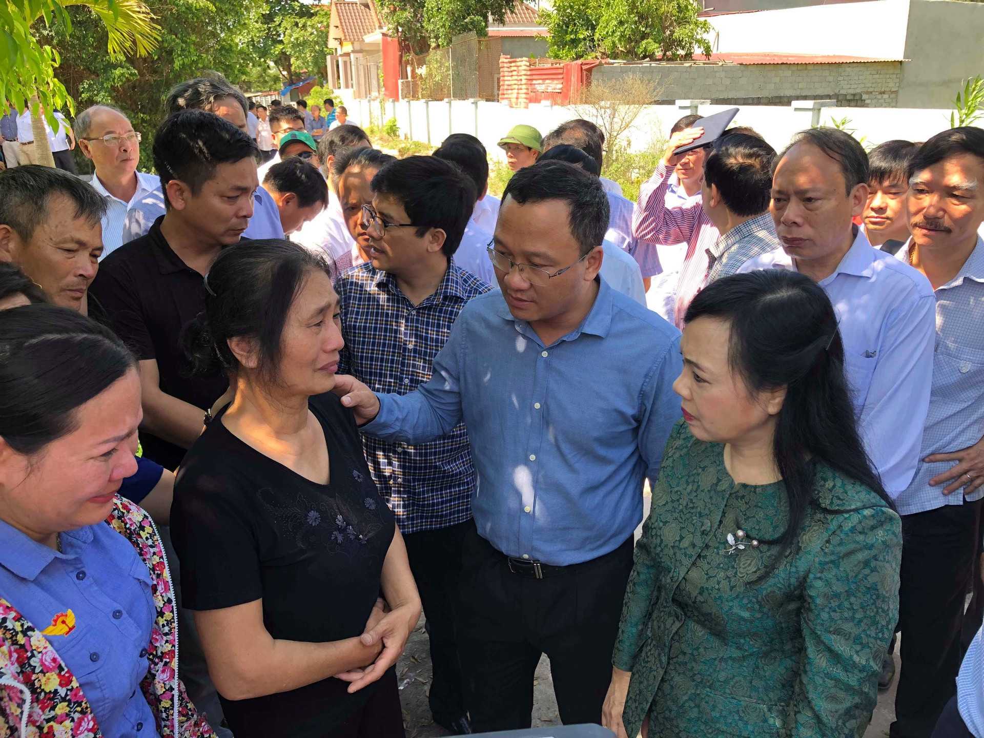 Bộ trưởng Bộ Y tế thăm nạn nhân vụ lật tàu ở Thanh Hoá