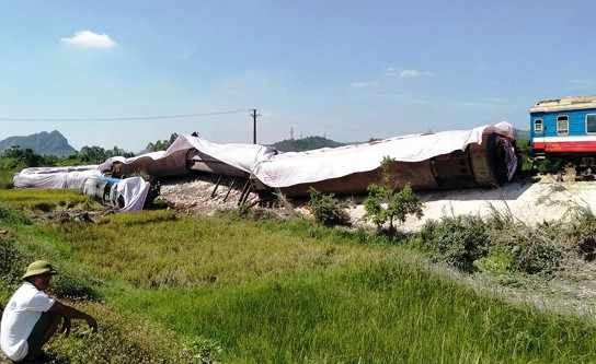 Vụ tai nạn tàu hỏa thảm khốc ở Thanh Hóa: Tài xế xe tải đang nguy kịch