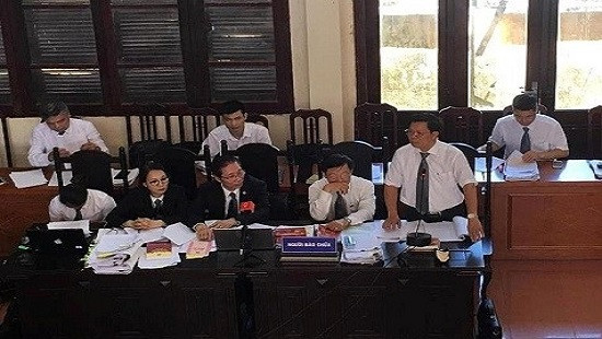 Các luật sư tập trung gỡ tội cho bác sỹ Hoàng Công Lương