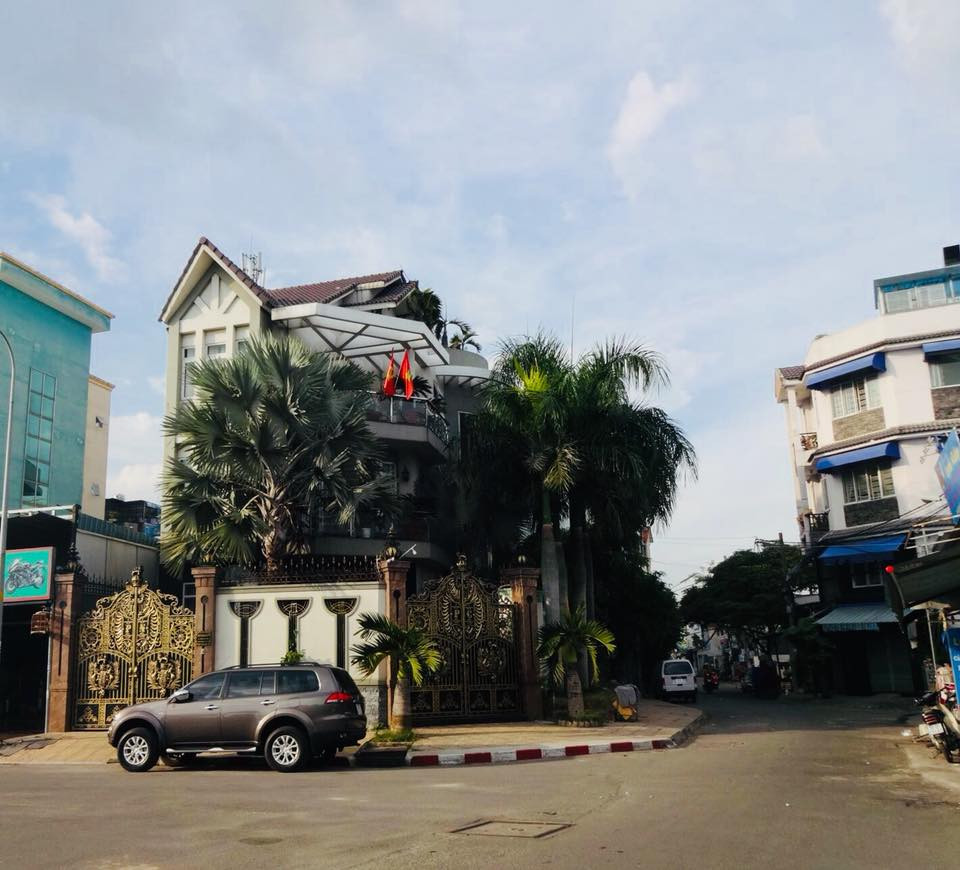 Quận Tân Phú, TP.HCM: Ai “chống lưng” để biệt thự lấn chiếm lề đường tồn tại?