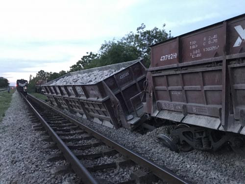 Nghệ An: Tàu hàng trật bánh khỏi đường ray, một toa bị lật nghiêng