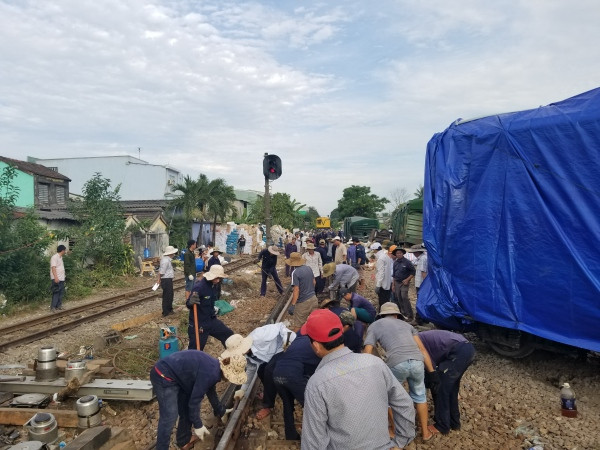 Đường sắt Bắc Nam thông tuyến trở lại sau vụ 2 tàu hoả tông nhau ở Quảng Nam