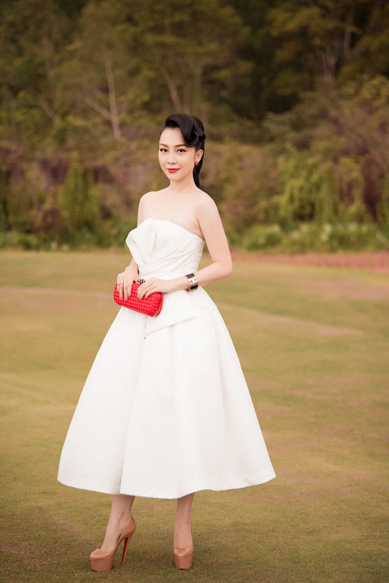 Hoa hậu Kỳ Duyên mặc váy xẻ ngực sâu dự show thời trang Xuân Hè 2018 của NTK Đỗ Mạnh Cường