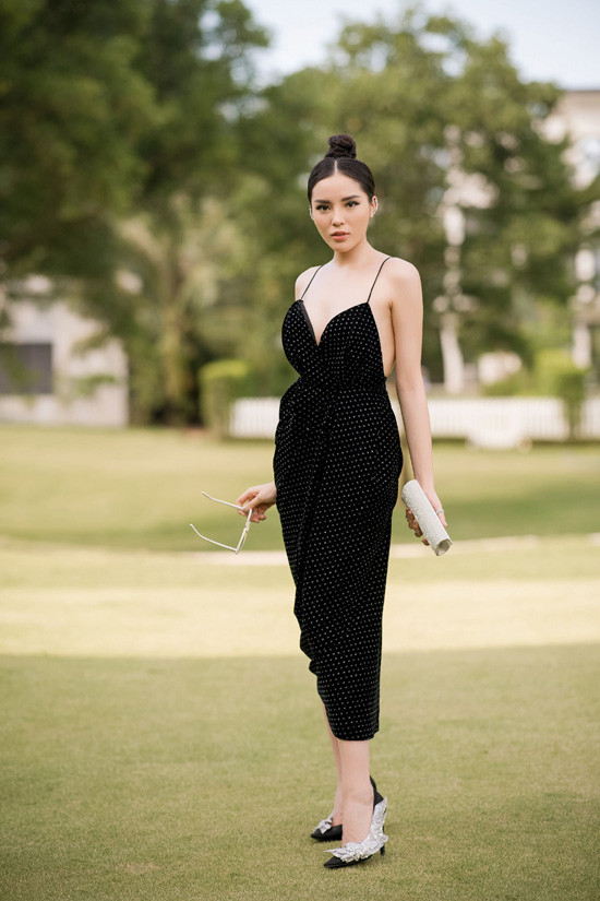 Hoa hậu Kỳ Duyên mặc váy xẻ ngực sâu dự show thời trang Xuân Hè 2018 của NTK Đỗ Mạnh Cường