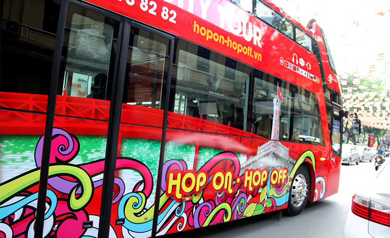 Xe buýt 2 tầng nổi bật chạy quanh phố Hà Nội