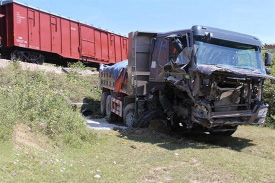 Lại xảy ra tai nạn tàu hỏa, đường sắt Bắc Nam tê liệt