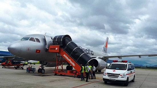 Máy bay hạ cánh khẩn cấp để cứu hành khách bị rối loạn tiền đình