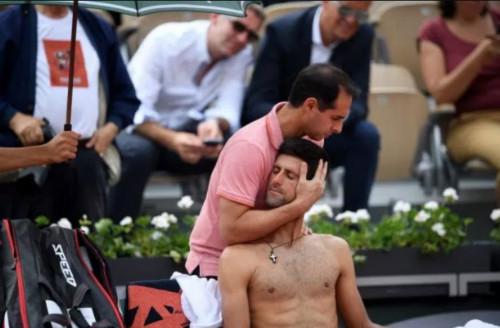 Djokovic gặp vấn đề ở cổ rồi sau đó bị căng cơ ở cuối set ba, nhưng vẫn thi đấu tốt trước khi đánh mất bản thân ở thời khắc quan trọng. Ảnh: AFP.