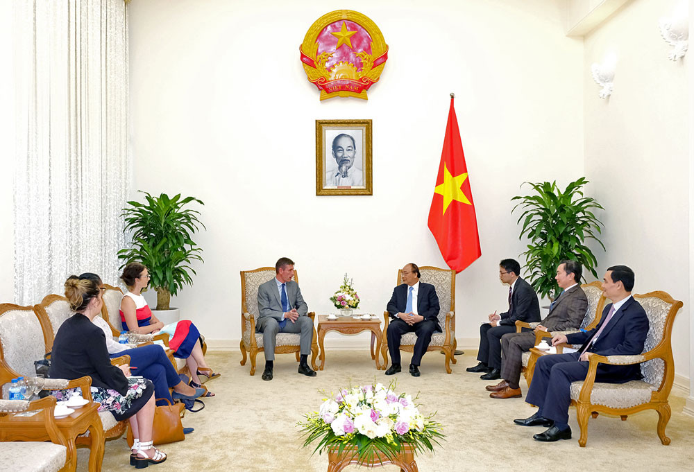 Thủ tướng điện đàm với Thủ tướng Đan Mạch; tiếp Đại sứ Anh tại Việt Nam
