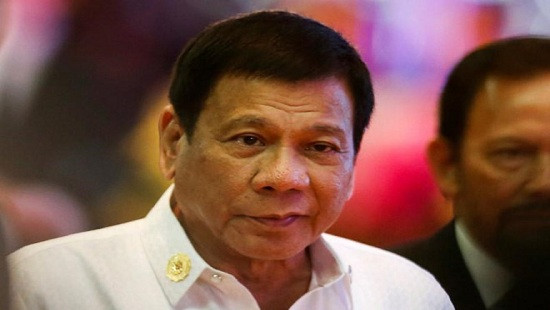 Tổng thống Philippines sẵn sàng từ chức vì nụ hôn gây bão