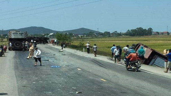 Xe khách chở đại biểu dân tộc thiểu số lao xuống ruộng, 8 người bị thương
