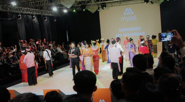 Á Hậu Huyền My e ấp tạo dáng bên Nguyên Khang tại sự kiện quốc tế ở Myanmar