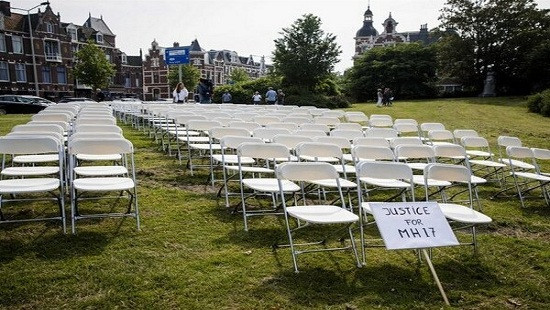 Hà Lan đặt 298 chiếc ghế trắng trước cửa Đại sứ quán Nga để đòi công lý vụ MH17