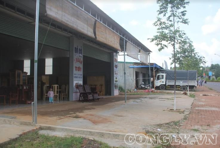 Đắk Nông: Trưởng phòng Tài chính –Kế hoạch huyện xây dựng ki-ốt trái phép trên đất nông nghiệp