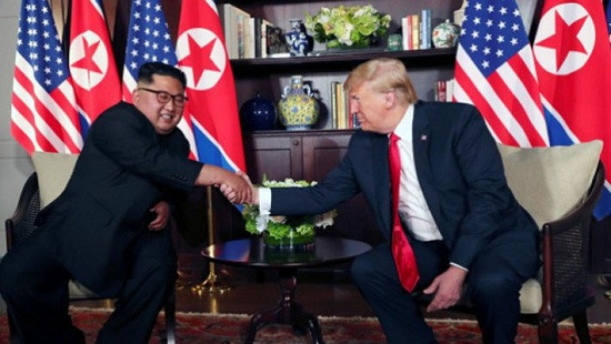 Biểu cảm của hai ông Trump - Kim trong cuộc gặp đầu tiên