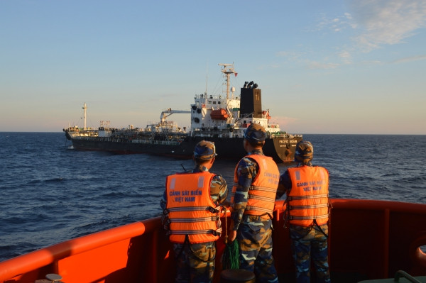Phát hiện vụ buôn lậu gần 5 triệu lít dầu trên biển