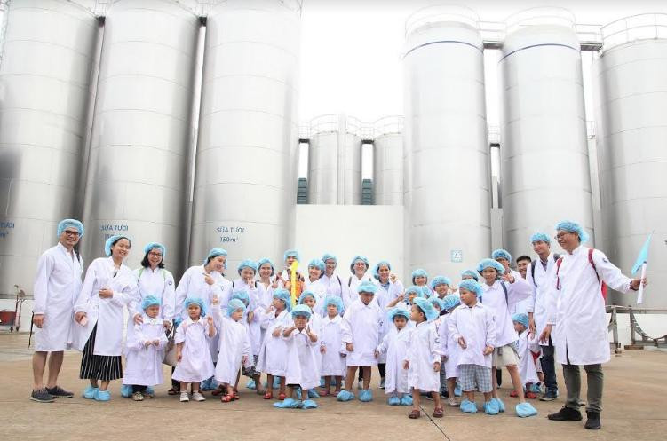 Vui hè 2018, bé cùng khám phá siêu nhà máy sữa của Vinamilk