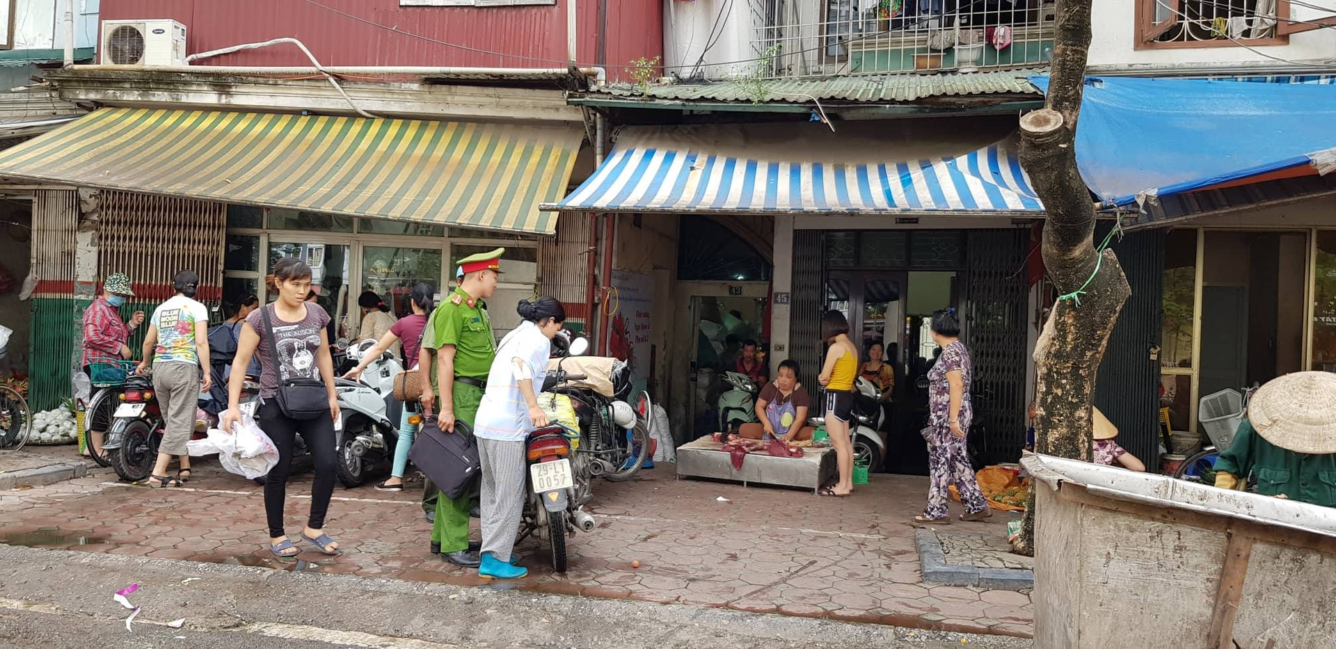 Hà Nội: Công an phường tuần lưu phát hiện xử lý vi phạm trật tự đô thị