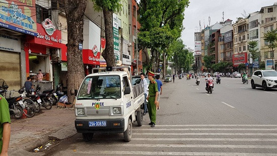 Hà Nội: Công an phường tuần lưu phát hiện xử lý vi phạm trật tự đô thị