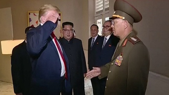 Kiểu chào nhà binh của Tổng thống Trump với tướng Triều Tiên gây tranh cãi