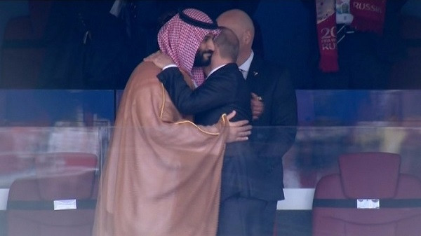 Tổng thống Nga ôm Hoàng tử  Ả Rập Saudi sau chiến thắng 5-0 của đội chủ nhà