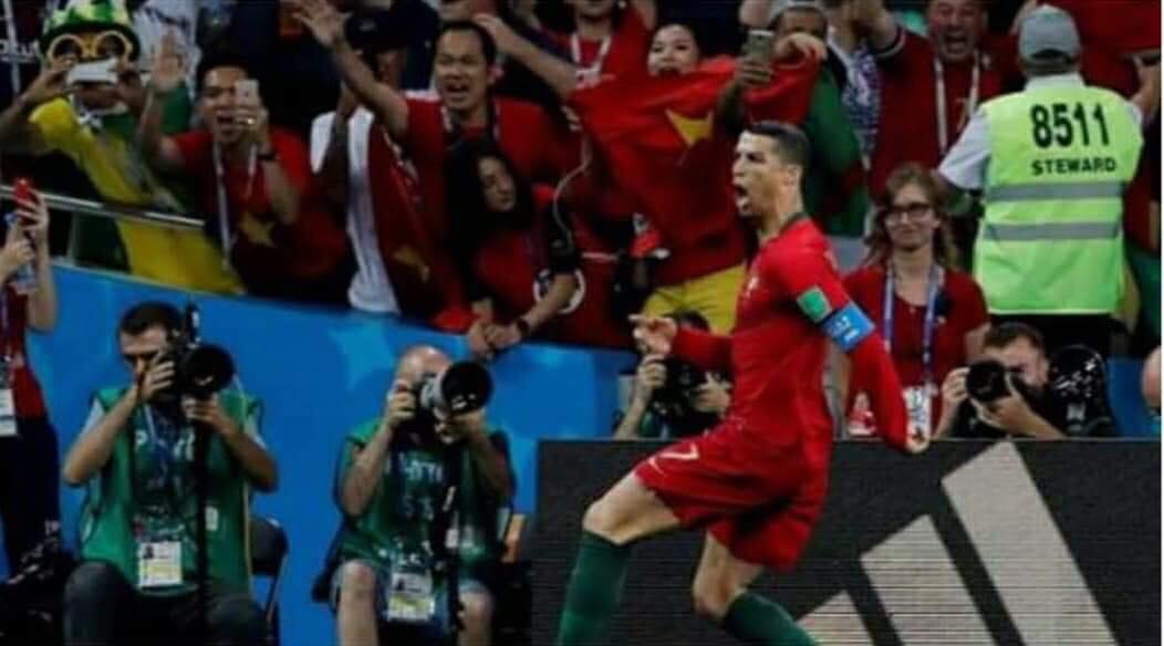 Ca sĩ Hữu Tuấn, Bùi Thuý mang quốc kỳ Việt Nam đến khán đài World Cup