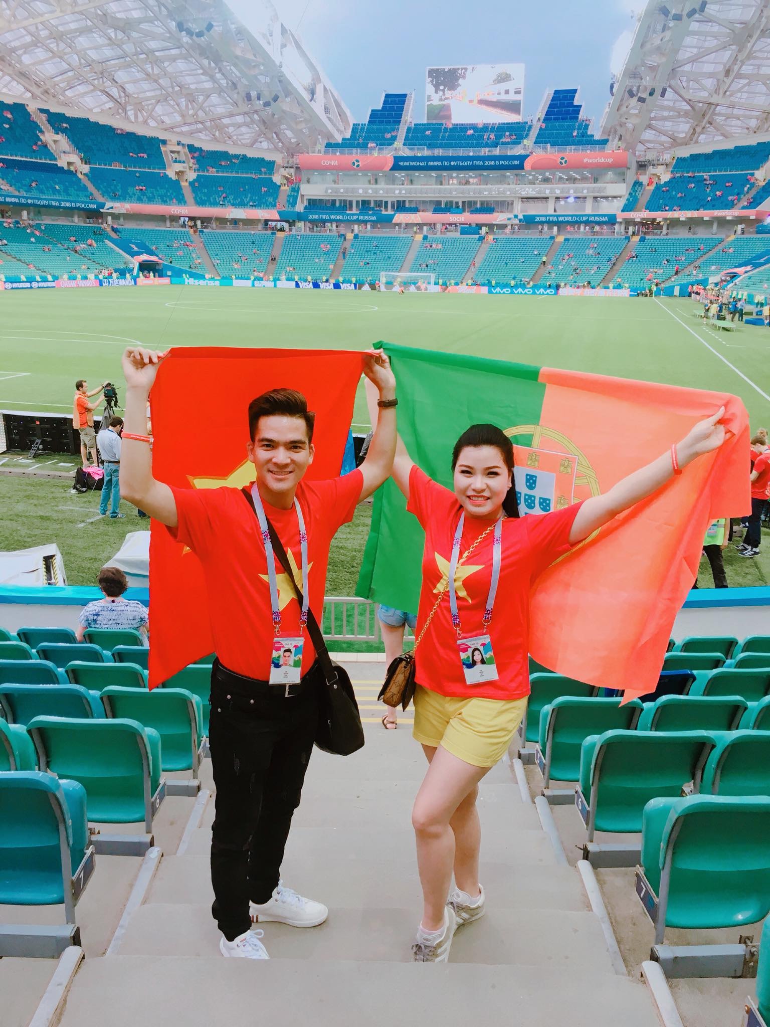 Ca sĩ Hữu Tuấn, Bùi Thuý mang quốc kỳ Việt Nam đến khán đài World Cup