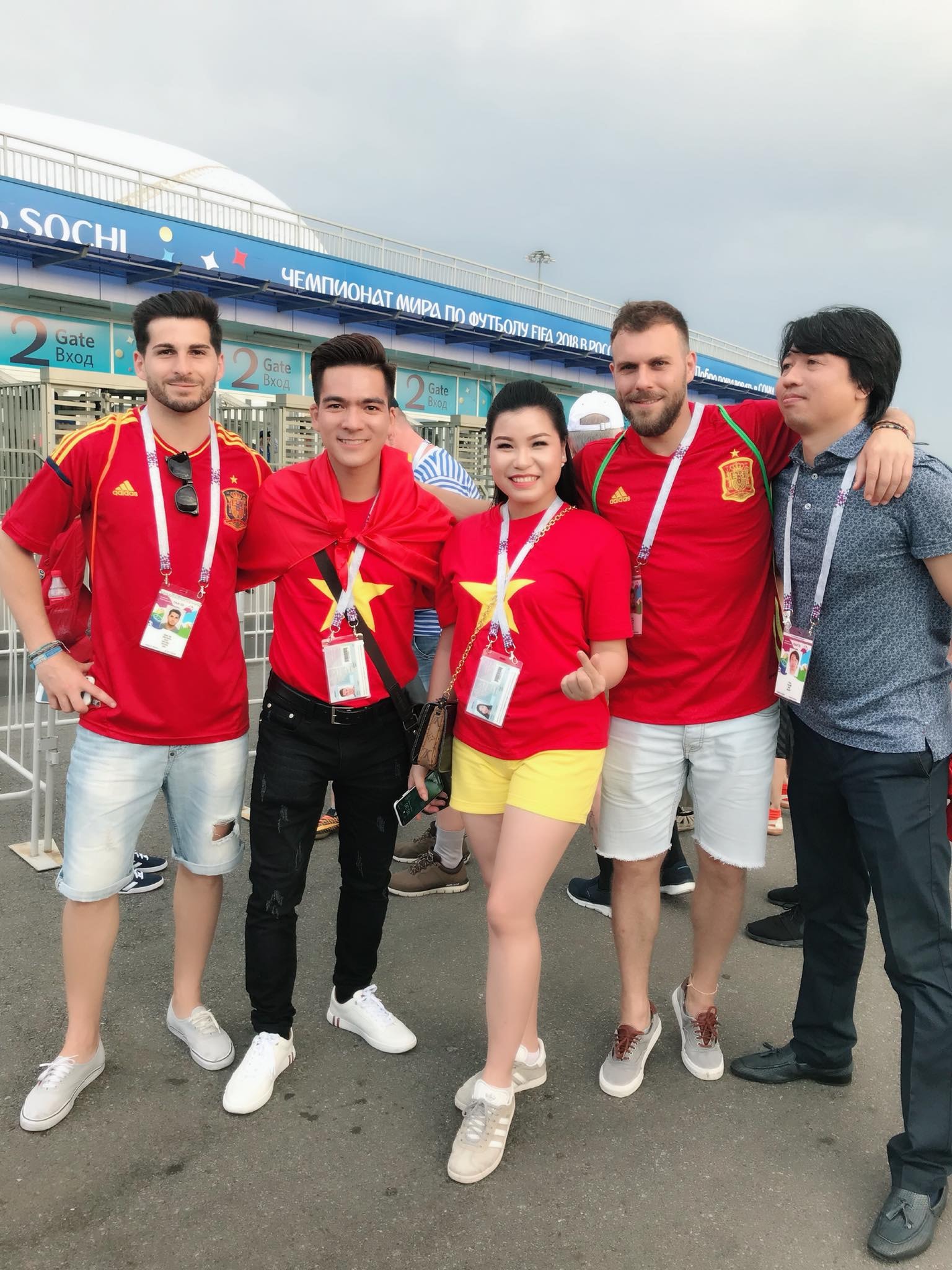 Ca sĩ Hữu Tuấn, Bùi Thuý mang quốc kỳ Việt Nam đến khán đài World Cup