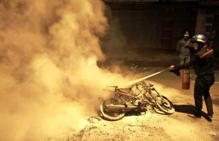 Hai thanh niên đốt rụi xe máy nghi do thua cá độ bóng đá