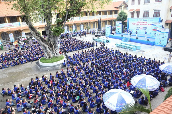 Nữ sinh viên ĐH Sài Gòn chuẩn bị cho chương trình Tiếp sức mùa thi 2018