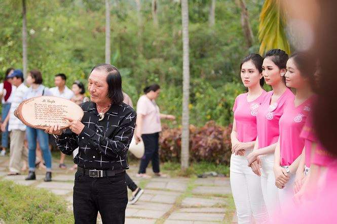Thí sinh Hoa hậu Việt Nam mang hoa trắng tới viếng mộ Hàn Mặc Tử - ảnh 11