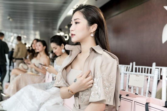 Hương Tràm khoe đồng hồ và bộ trang sức tiền tỉ tại show diễn NTK Chung Thanh Phong