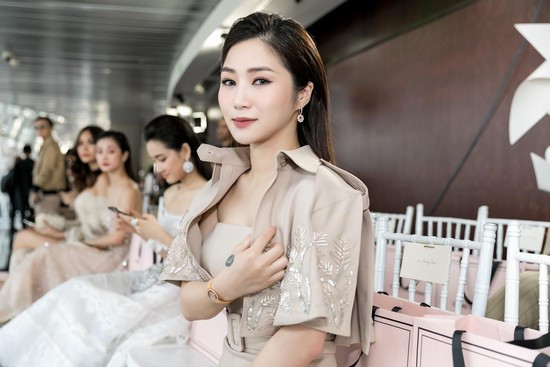Hương Tràm khoe đồng hồ và bộ trang sức tiền tỉ tại show diễn NTK Chung Thanh Phong