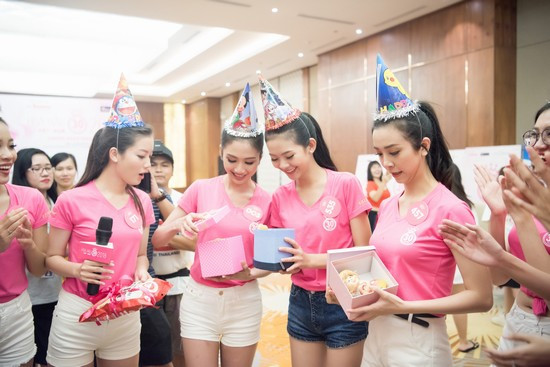Vì sao thí sinh Hoa hậu Việt Nam 2018 òa khóc ngay sau buổi tập?